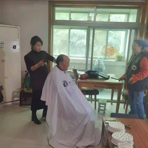 【一社区一特色】小寨路街道二一三电子社区开展“爱心献功臣上门义剪”活动