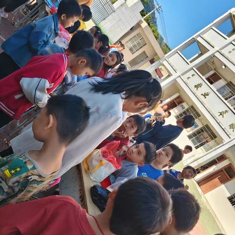 藤县和平镇龙塘小学爱心义卖活动：童心汇聚暖冬情