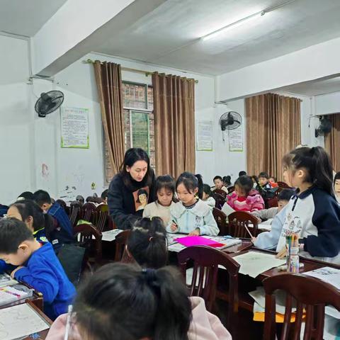 二年级美术社团：用画笔点亮创意童年