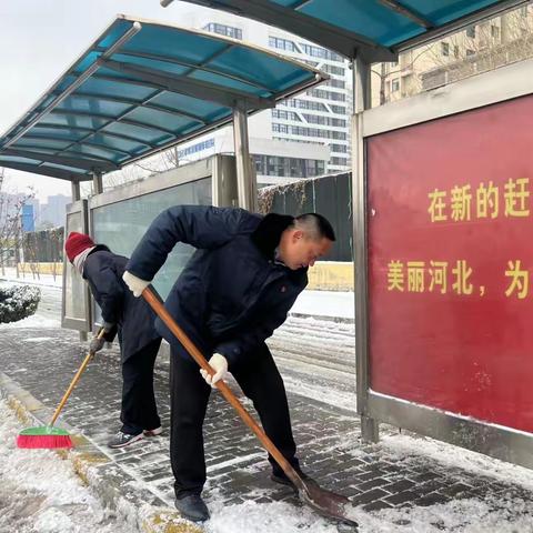 雨雪就是命令，资源开发公司第一时间投入站点扫雪工作。