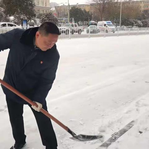 大雪寒风刺骨，资源开发清雪工作热情高涨。