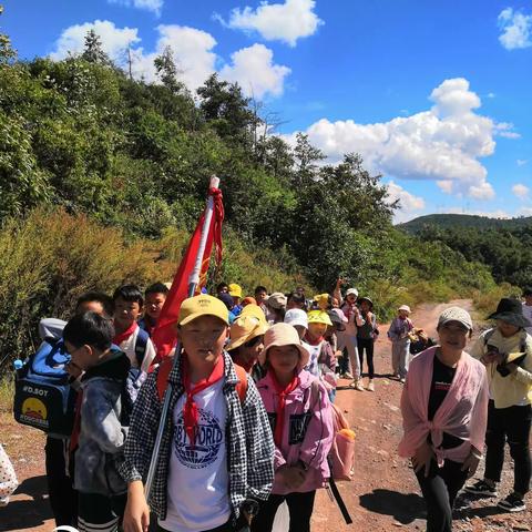 2023年10月27日，五（1）班爬螺峰山———徒步登山强身体，游山赏景怡心情