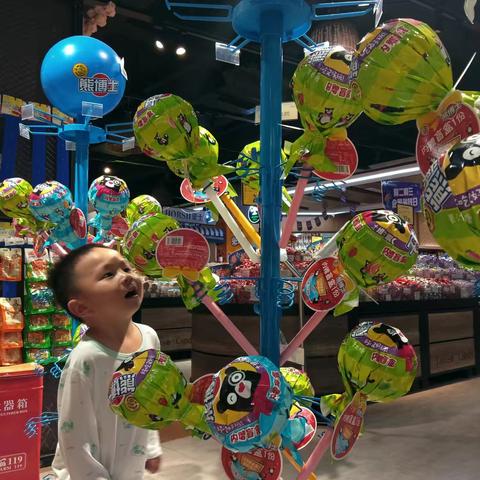 超市里的甜蜜与新鲜——水果与糖果区的魅力展示