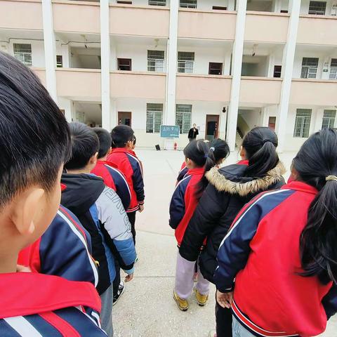 容县容西镇深柳小学成功举行消防演练，提高学生安全意识