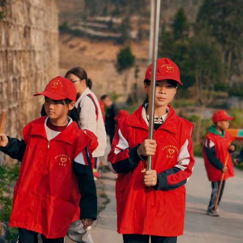 学习雷锋好榜样，争当红色小先锋！