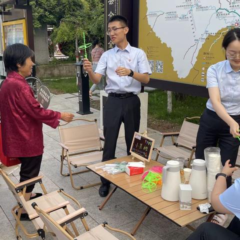 黄陵县支行开设“小憩茶摊”