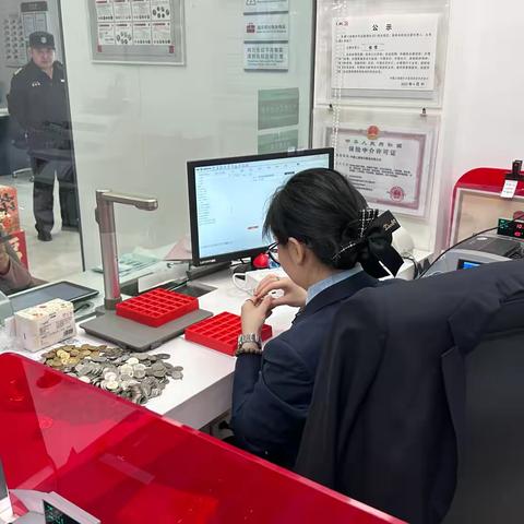 【大连好服务】零钱兑换暖人心 银行服务有温度——瓦房店共济支行在行动
