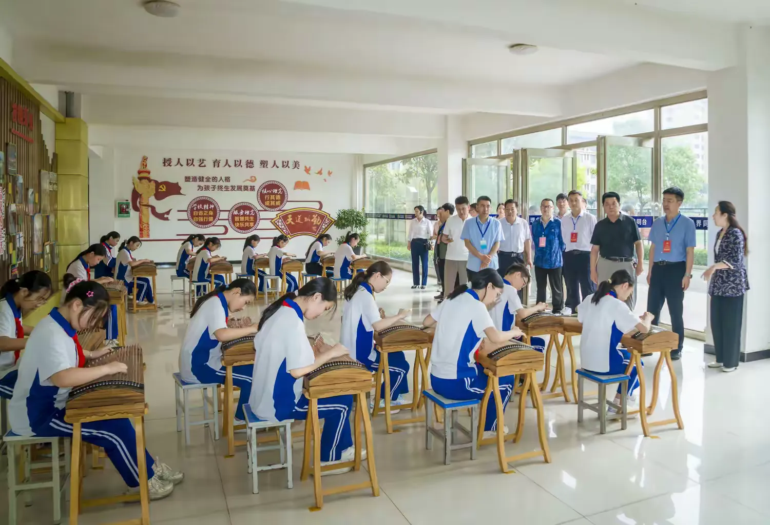 简篇-共鉴社团风华 赋能教育新程---市、县人大代表团莅临德威书院视察指导德育社团工作