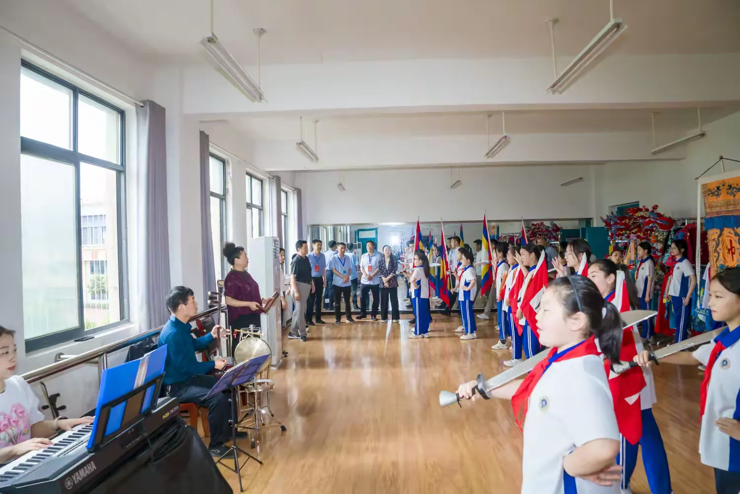 简篇-共鉴社团风华 赋能教育新程---市、县人大代表团莅临德威书院视察指导德育社团工作