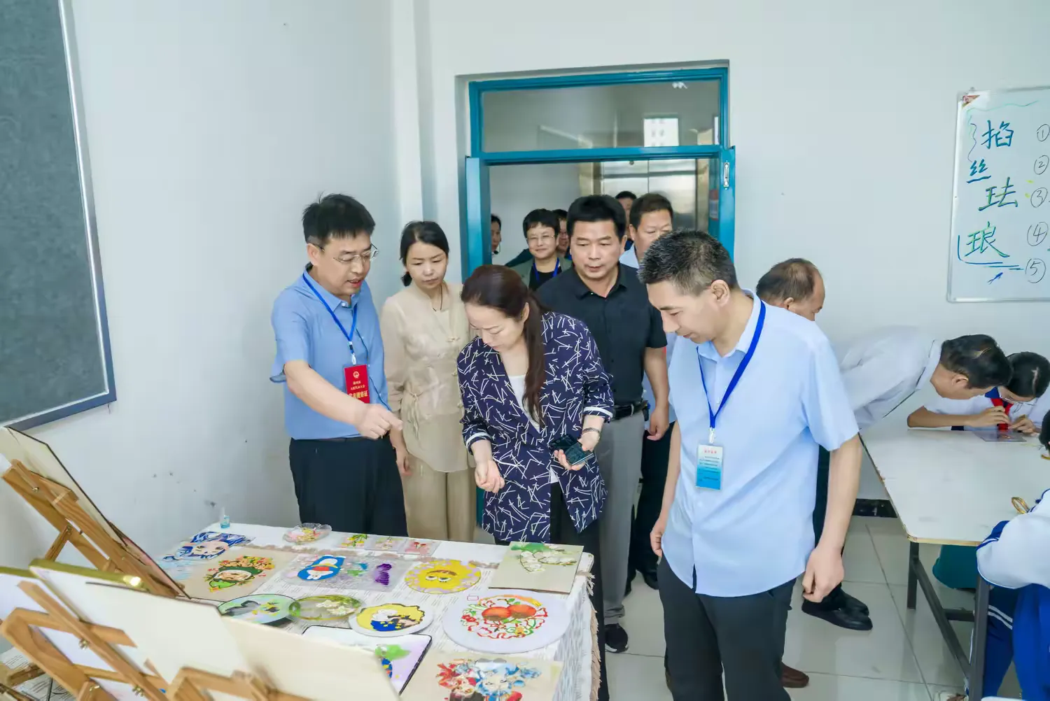 简篇-共鉴社团风华 赋能教育新程---市、县人大代表团莅临德威书院视察指导德育社团工作