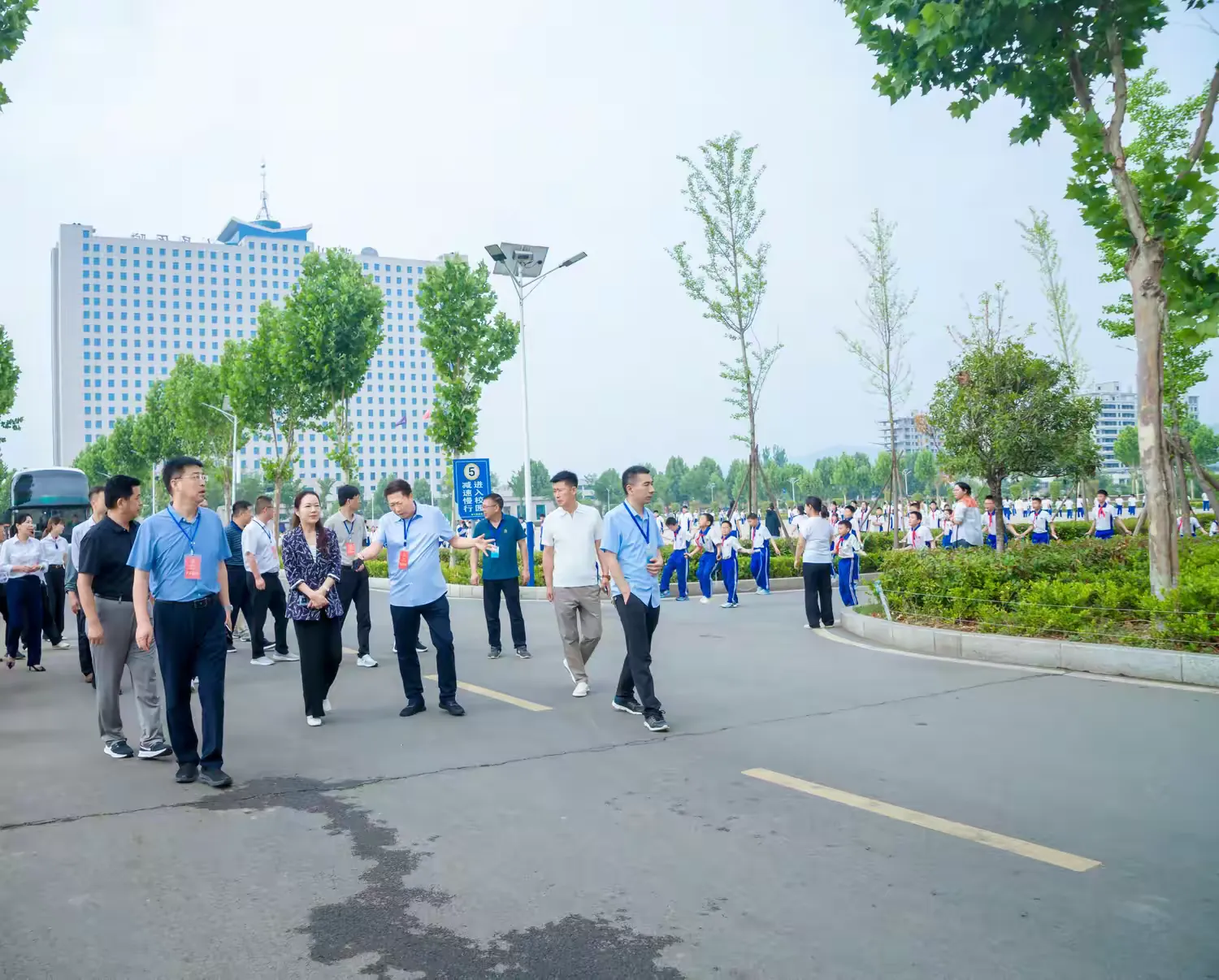 简篇-共鉴社团风华 赋能教育新程---市、县人大代表团莅临德威书院视察指导德育社团工作