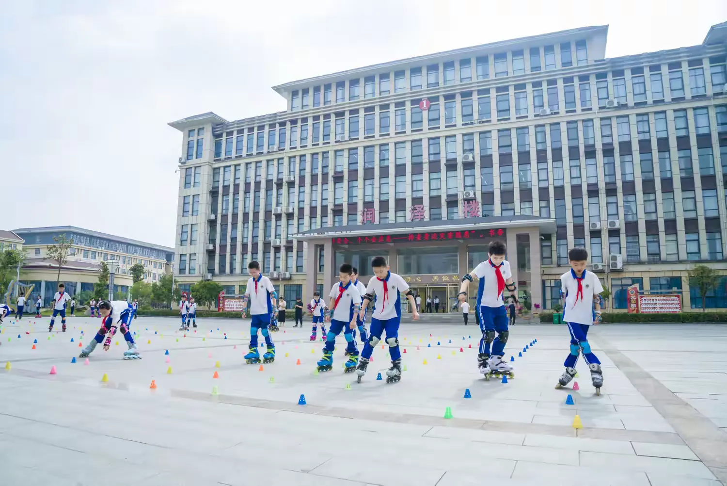 简篇-共鉴社团风华 赋能教育新程---市、县人大代表团莅临德威书院视察指导德育社团工作