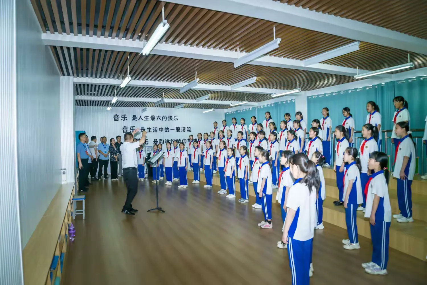 简篇-共鉴社团风华 赋能教育新程---市、县人大代表团莅临德威书院视察指导德育社团工作