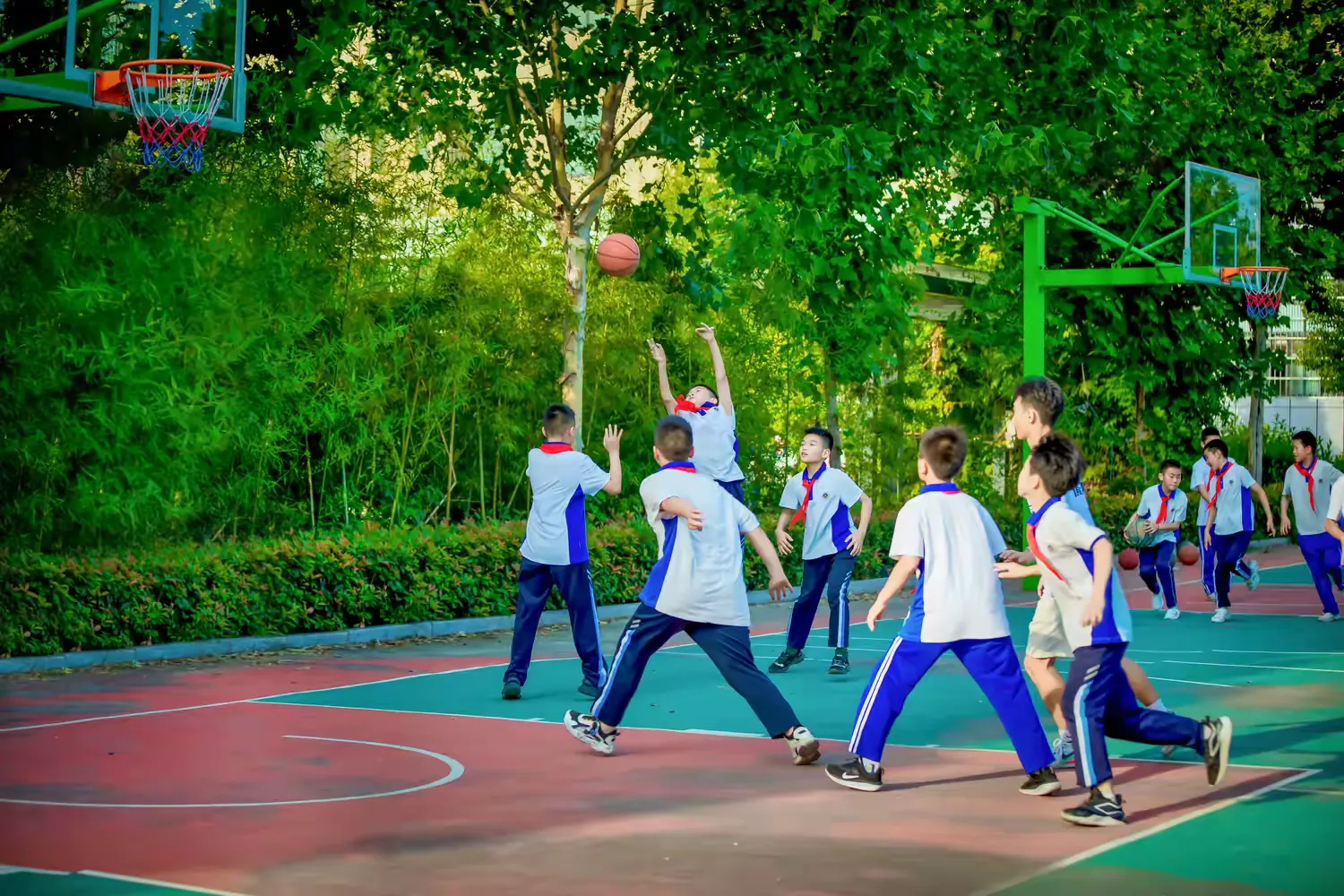 简篇-共鉴社团风华 赋能教育新程---市、县人大代表团莅临德威书院视察指导德育社团工作