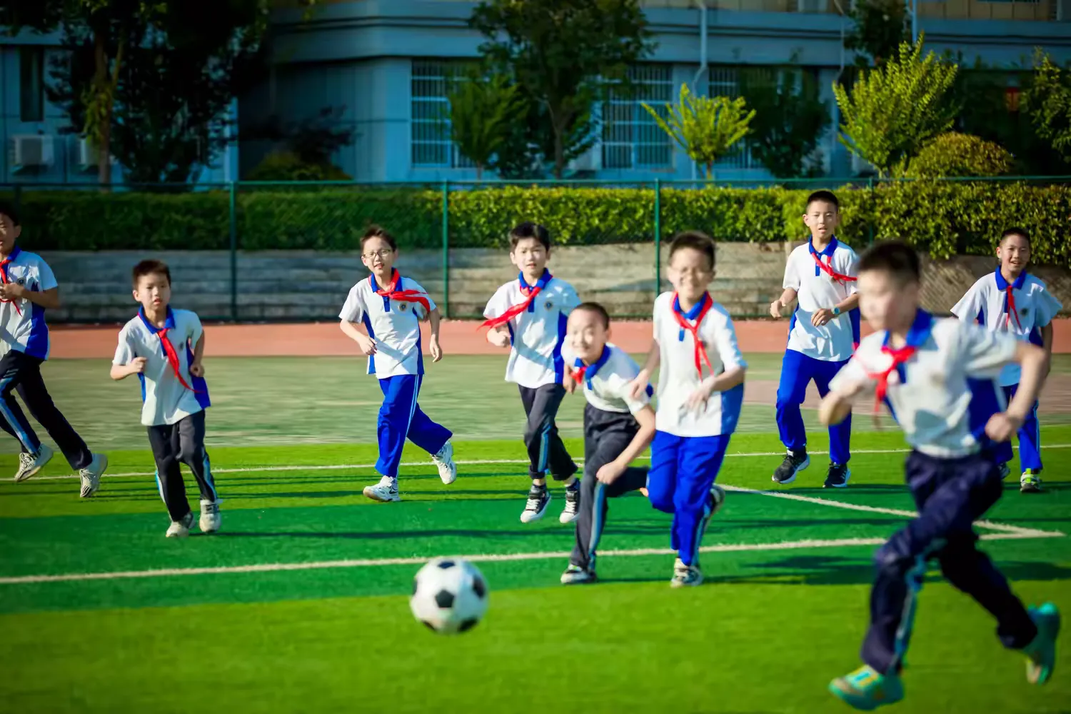 简篇-共鉴社团风华 赋能教育新程---市、县人大代表团莅临德威书院视察指导德育社团工作