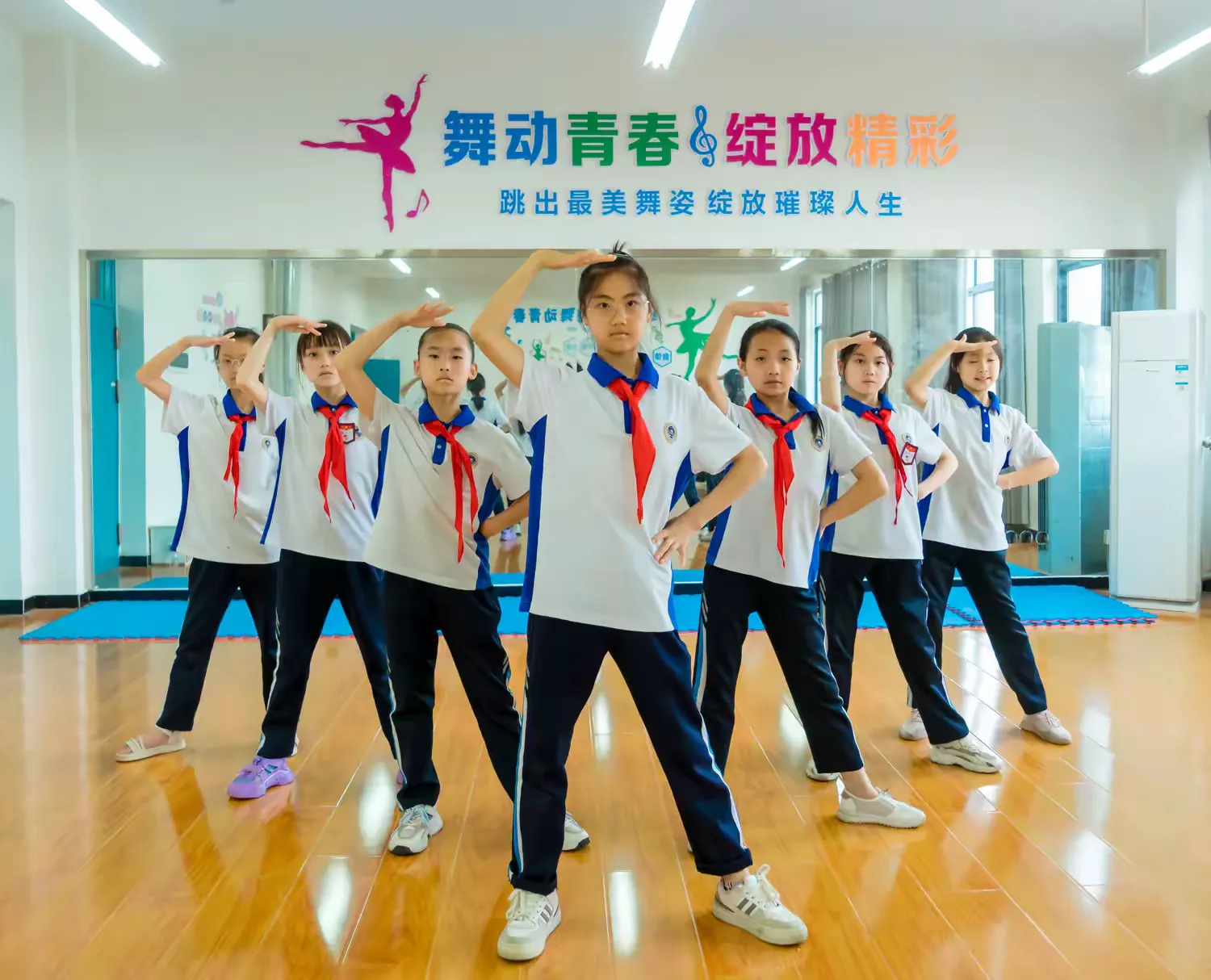 简篇-共鉴社团风华 赋能教育新程---市、县人大代表团莅临德威书院视察指导德育社团工作