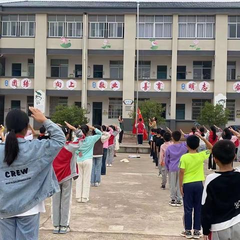 践行二十大  争做好队员——上畈中心小学2023年“建队日”入队活动