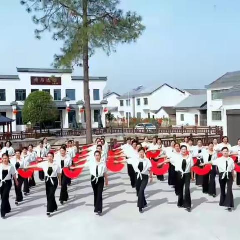 优雅步履映霞辉 歌舞飞扬竞芳华