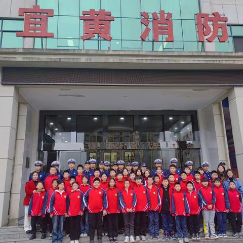 红领巾与火焰蓝——走进消防队，安全记心中