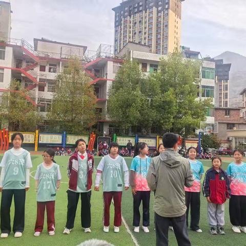 少年乘风起 赛场显英姿——武都区莲湖小学六年级八班女足比赛纪实
