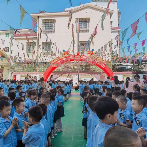 “萌娃来当家，摆摊做老板”——崇义县阳明幼儿园大一班跳蚤市场主题系列活动