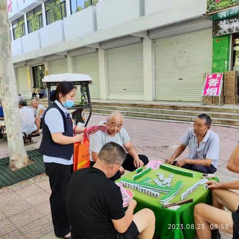 角楼支行金融服务队走进东环路小广场