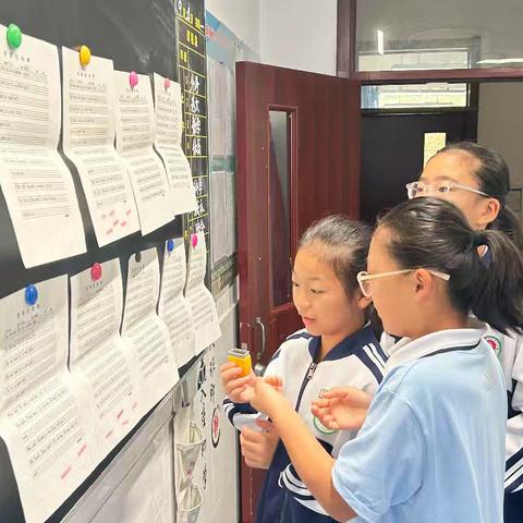 笔尖下的英语热情——记2025级16班书写大赛