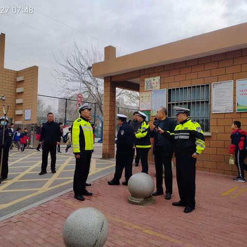 文明接送守秩序   道路通畅保安全——兴华路小学三方联动专项治理校园周边交通秩序