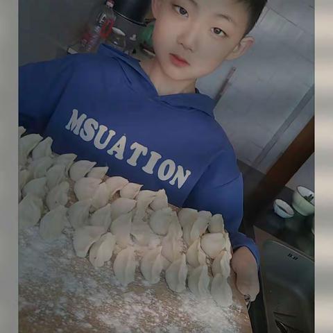 疫情的原因。我和妈妈决定一起在家包饺子。度过这美好的一天！五一劳动节快乐