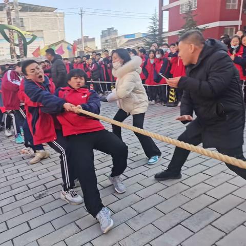 凝“绳”聚力   “拔”出精彩 ——岐山三中九年级拔河比赛剪影