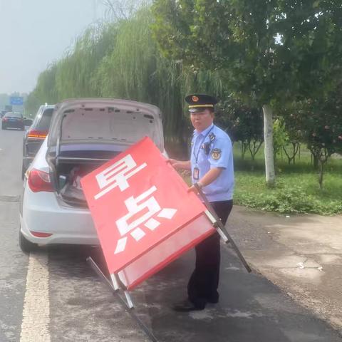 “清理公路违规广告牌   消除道路交通安全隐患”