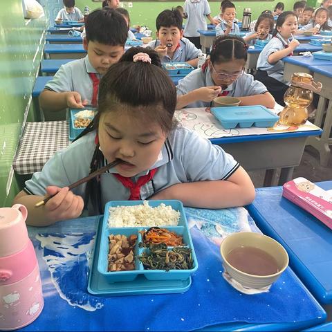 阳光午餐   乐享成长——中华桥小学学生午餐纪实