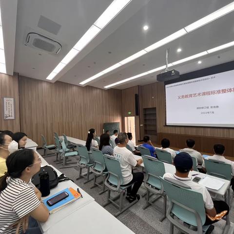 白沙黎族自治县第一小学美术组集中学习新课标活动简讯