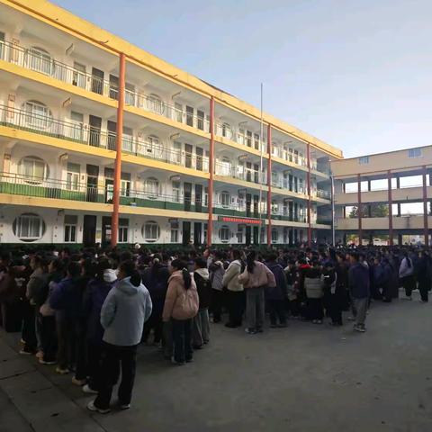 以练筑防，安全“童”行——舞阳县第三实验小学消防安全疏散演练