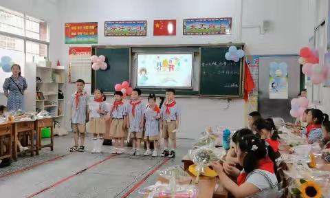 东正街小学2201班‘‘童你一起，悦动六一’’联欢会