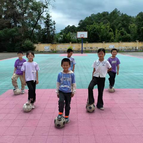 中石小学积极开展足球社团活动