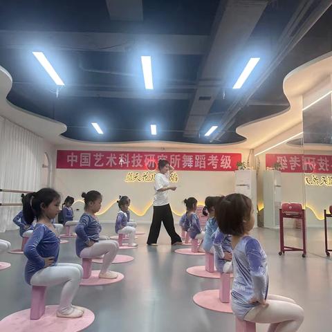 “跃动课堂，绽放光芒”蓝天花儿舞蹈启蒙二班舞蹈公开课