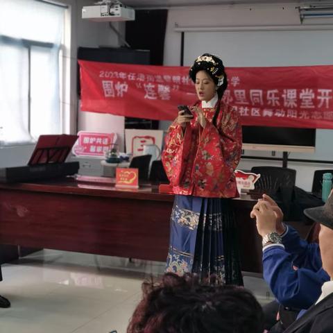 围炉“连馨＂一一邻里同乐课堂。任港街道黎明社区老年大学10月份上课集锦。
