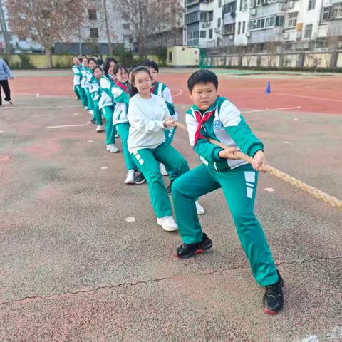 “团结拼搏齐聚力，拔河赛场竞峥嵘”——开发区实验学校小学部六年级拔河比赛