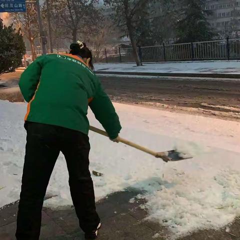 七里山街道明珠社区九小场所积极清扫门前雪，严格落实“门前五包”