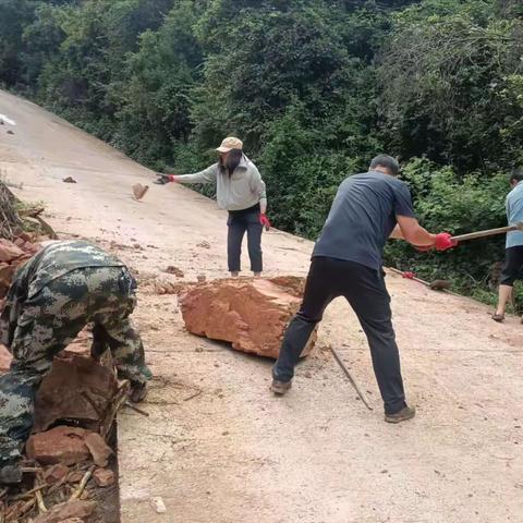 我为群众办实事----甸苴清理塌方落石 确保道路安全畅通