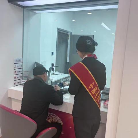 二中支行开展反假币宣传活动