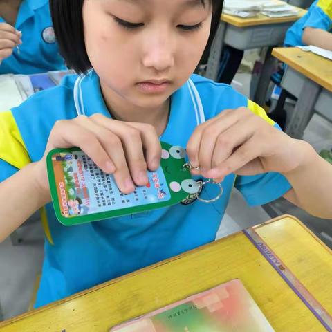 关爱学生幸福成长｜邱县实验小学给所有学生发放了安全警示牌