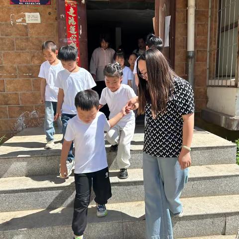 北辰路民建街社区联合张北县第三幼儿园开展“迎七一”情暖老党员 传承红色精神活动