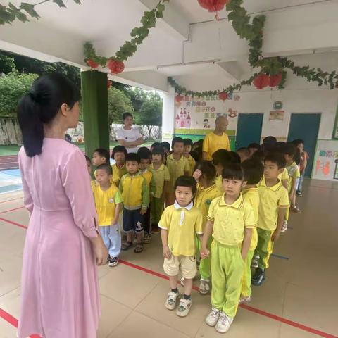 [倾听幼儿  相伴成长]一一记大班幼小街接系列活动之“参观小学"活动报道