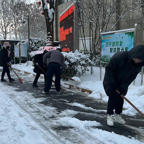 达巷社区 “凝心聚力速除积雪 全心全意服务居民”