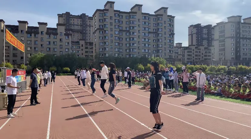 简篇-“跳”动活力,“绳”采飞扬
——德惠市第一小学跳绳比赛