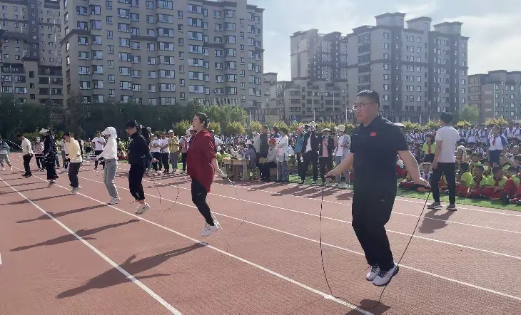 简篇-“跳”动活力,“绳”采飞扬
——德惠市第一小学跳绳比赛