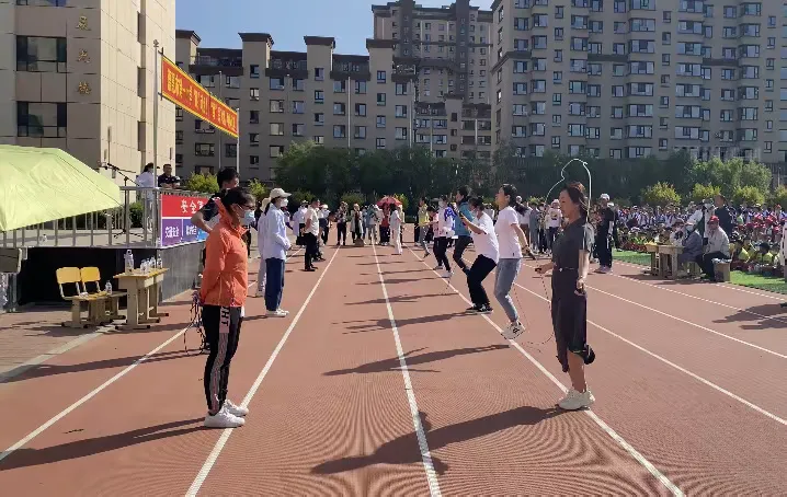 简篇-“跳”动活力,“绳”采飞扬
——德惠市第一小学跳绳比赛