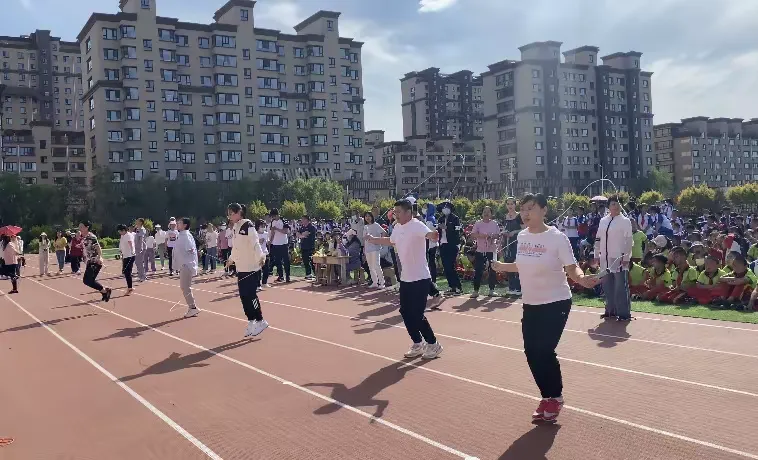 简篇-“跳”动活力,“绳”采飞扬
——德惠市第一小学跳绳比赛